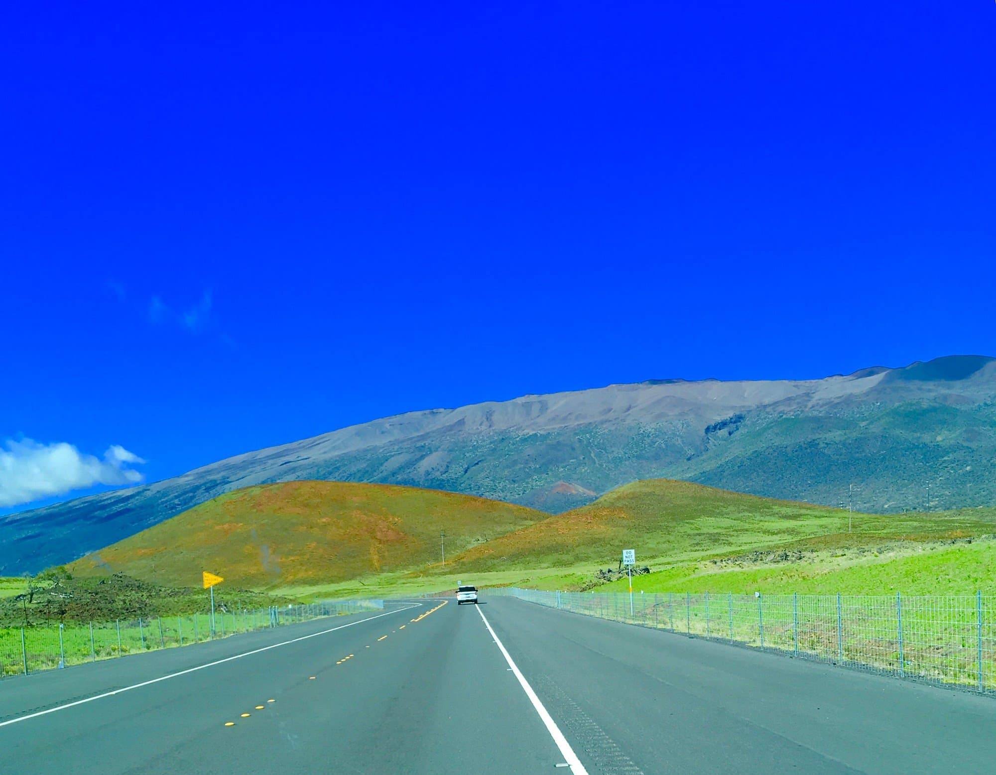 Saddle Road crossing between the two volcanoes of the Big Island