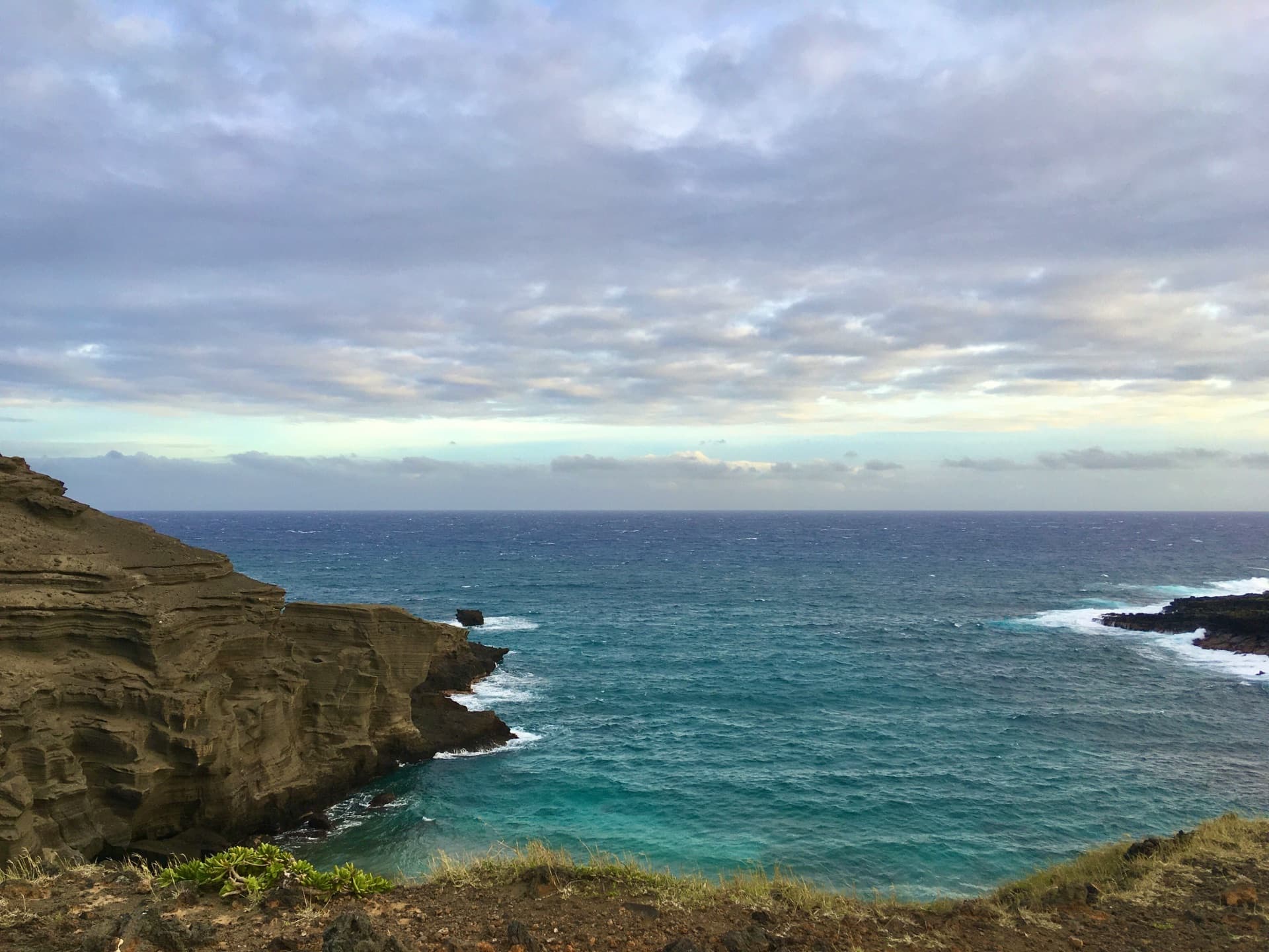The olivine arc at Papakōlea with the red cinder cliff behind