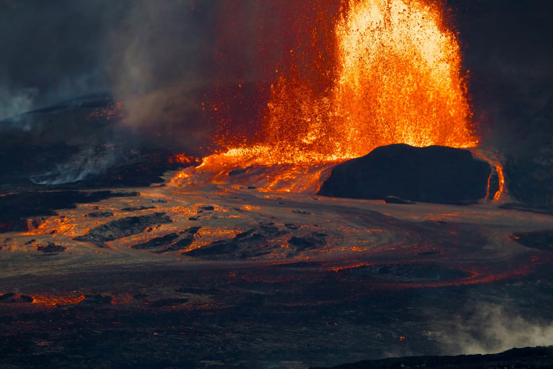 Kīlauea Iki crater floor with steam rising from the 1959 lava lake